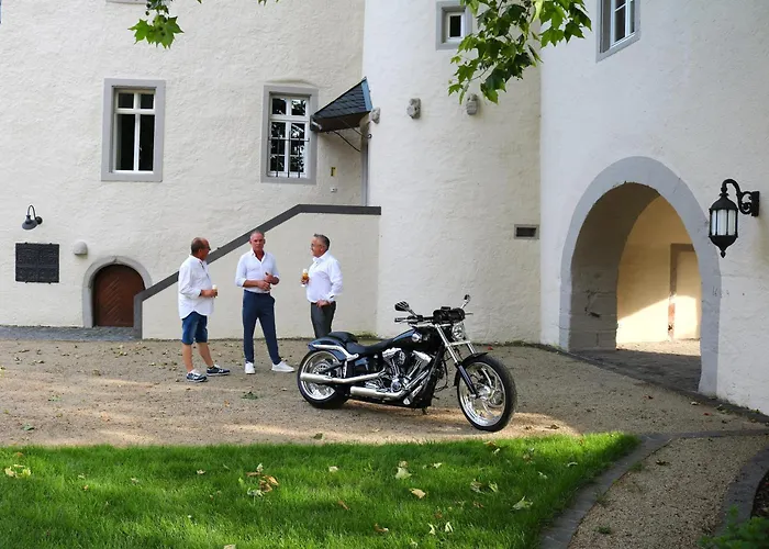 Charmantes Chateau Lichter - Burghaus Liessem